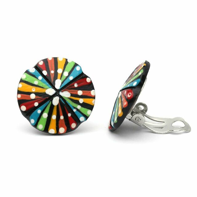 Ein Paar Ohrringe aus Kokosnuss mit kräftigen Farben