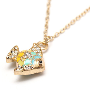 Gelb-blauer emaillierter Fisch mit Strass und goldfarbener Kette