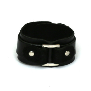 Schwarzes Unisex-Lederarmband mit Riemen und Edelstahlelementen