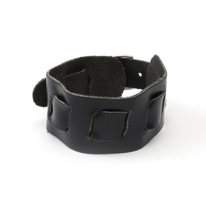 Schwarzes Unisex-Lederarmband mit eingefädeltem Riemen