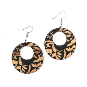 Schwarze Holzscheiben mit Palmen Gravur