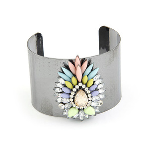 Metallic cuff bangle with luxurious rhinestone and resin flower shaped