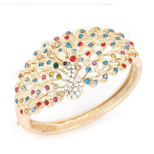 Exquisite gold-tone rhinestones peacock bangle