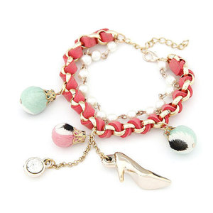 Doppelsträngiges Armband mit Perlenimitat und Schuhcharme