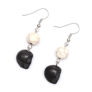 Schwarze Totenköpfe mit weisen Perlen aus künstlichem Howlith