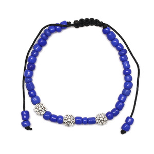 Shamballa Kinderarmband mit blauen Glasperlen und Blumenperlen im tibetischen Stil