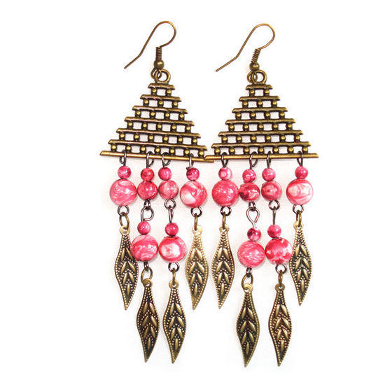 Pyramid-shape with redish pink beads and leaves