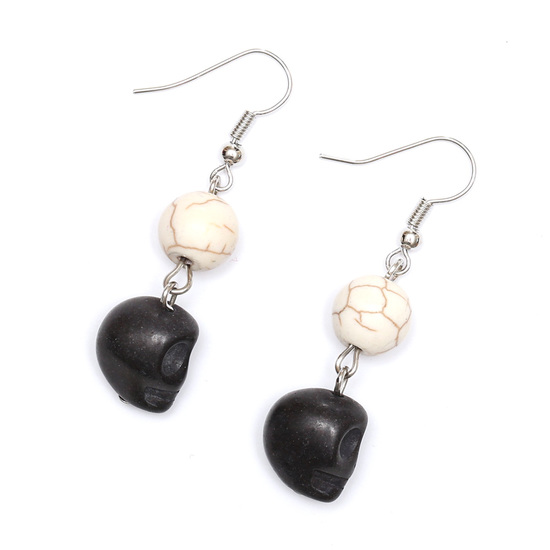 Schwarze Totenköpfe mit weisen Perlen aus künstlichem Howlith